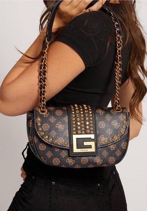 Zwarte stoffen handtas met een goudkleurige kettingband, voorzien van studs en een logo-sluiting. Het monogrampatroon bedekt het lichaam en creëert een textuurdetail.