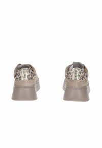 Un paio di sneaker platform beige con accenti in stampa leopardo sul tallone, viste da dietro su uno sfondo bianco.