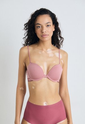 Sutien roz căptușit cu bretele ajustabile, textură netedă și un logo discret al brandului pe bandă, asortat cu chiloți cu talie înaltă.