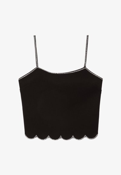Schwarzes, kurz geschnittenes Top mit gewelltem Saum, verziert mit silbernen Nieten entlang des Halsausschnitts und der Träger. Hergestellt aus glattem Stoff, mit verstellbaren Spaghettiträgern.