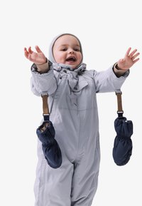 Grau isolierter Schneeanzug mit Kapuze, ausgestattet mit braunen Riemen, die marineblaue Handschuhe an den Handgelenken halten. Glatte Textur und funktionale Details sind offensichtlich.
