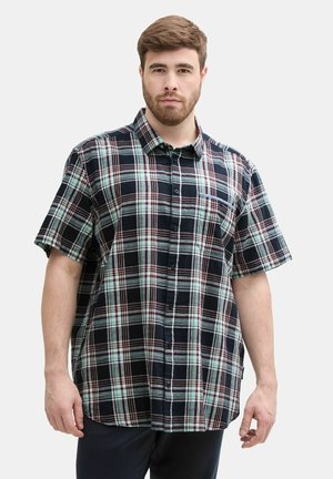 Camicia a maniche corte a quadri in nero, verde e bordeaux. Presenta un colletto con bottoni, tasca frontale e una vestibilità ampia con orlo dritto.