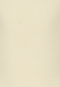 Tessuto solido bianco sporco con una sottile trama lavorata, illuminato uniformemente senza oggetti o dettagli aggiuntivi.