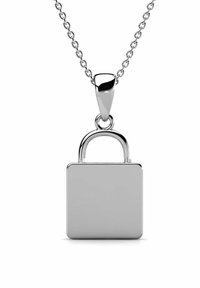 Pendente a forma di lucchetto argentato su una collana, con una forma quadrata liscia, finitura lucida e una piccola maniglia arrotondata in cima.