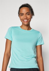 Lichtblauwe T-shirt met korte mouwen, zachte textuur, ronde halslijn, aansluitend ontwerp, casual stijl, met een subtiel geribbeld patroon.