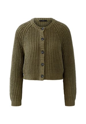 Cardigan en maille épaisse de couleur vert olive avec manches longues, poignets et ourlet côtelés, encolure ronde, et cinq boutons noirs sur le devant.