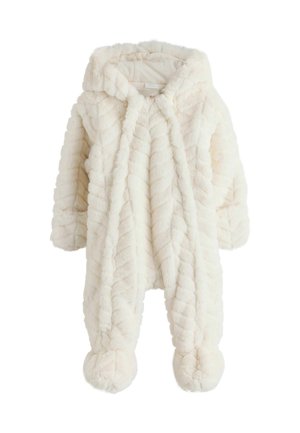 Flauschiger weißer Overall mit Kapuze, ausgestattet mit geripptem Textur und Pompon-Akzenten an den Füßen für zusätzliche Details. Weiches, plüschiges Material.