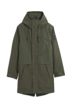 Lunga giacca impermeabile verde oliva con cappuccio, bottoni a pressione frontali, tasca sul petto con zip e due grandi tasche frontali con patta.