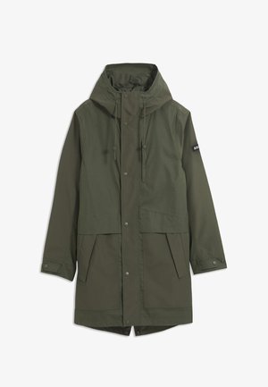 Longue veste imperméable vert olive avec capuche, boutons-pression à l'avant, poche poitrine zippée et deux grandes poches à rabat à l'avant.