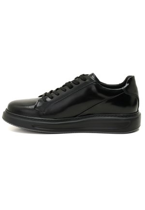 Basket noire en cuir avec une finition lisse et brillante. Présente un bout arrondi, un design à lacets et une semelle rembourrée pour le confort. Style minimaliste.