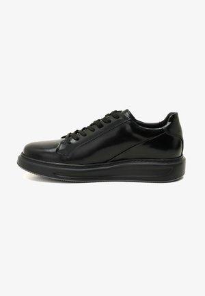 Schwarze Leder-Sneaker mit einer glatten, glänzenden Oberfläche. Verfügt über eine abgerundete Zehenpartie, eine Schnürung und eine gepolsterte Sohle für Komfort. Minimalistischer Stil.