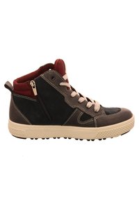 Sneaker alta in suede e pelle nera, caratterizzata da un colletto bordeaux e una zip laterale, suola in gomma beige con grip testurizzato e lacci beige.