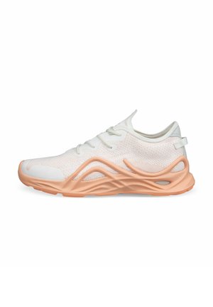 Weiße Sportlichschuhe mit einem strukturierten Mesh-Obermaterial und einer hellpfirsichfarbenen Gummisohle, die ein dynamisches, wellenförmiges Design und minimalen Schnürsenkel aufweist.
