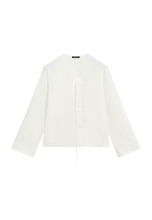 Hvid bluse med lange ærmer, V-hals og en central lodret flæsedetalje, der strammes med en tynd snor.