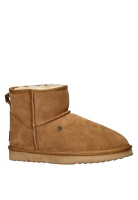 Bottine en cuir suédé beige avec une doublure intérieure douce, bout arrondi, semelle plate, col roulé et un petit logo sur le côté.