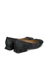 Zwarte ballerina's van textiel met een gradient glans. Vierkante blokhakken versierd met zwarte embellissementen. Strikaccenten aan de voorkant.
