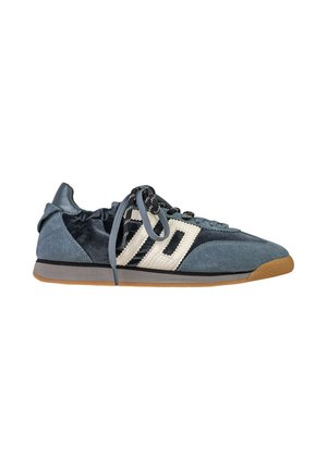 Sneaker in camoscio e tessuto blu con strisce laterali bianche strutturate, lacci bianchi e neri e suola in gomma naturale, vista dal lato.