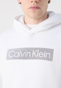 Calvin Klein BOX STRIPED LOGO HOODIE - Kapucni - bright white