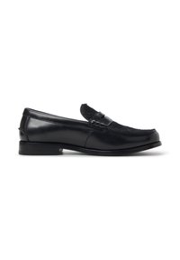 Schwarze Lederloafer mit niedriger Ferse und strukturiertem Oberteil, Seitenansicht vor einem weißen Hintergrund.