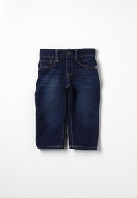 Jeans de niño pequeños en azul oscuro con bolsillos delanteros, trabillas para cinturón y cierre de botón, exhibidos sobre un fondo blanco.