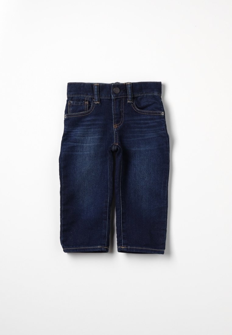 Jeans de niño pequeños en azul oscuro con bolsillos delanteros, trabillas para cinturón y cierre de botón, exhibidos sobre un fondo blanco.