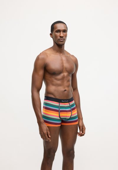 Bunte gestreifte Trunk-Unterwäsche mit roten, orangefarbenen, gelben, grünen und blauen Streifen. Elastischer Bund mit gut sichtbarem Markenlogo.