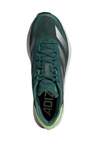 Donkergroene Adidas hardloopschoen met veters, witte zool, reflecterende strepen en "ADIZERO"-tekst op de tong en inlegzool.