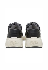 Svarte og grå lærersneakers med en kraftig hvit såle. Har en polstret krage, teksturerte detaljer og "Buffalo"-logo på hælen.