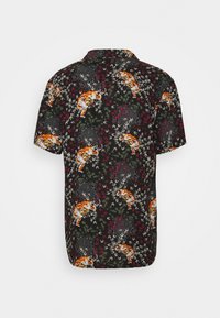 Camicetta a maniche corte con bottoni in tessuto nero, caratterizzata da un vivace motivo di tigri e fiori con accenti arancioni, verdi, bianchi e rossi.