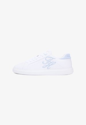 Witte sneakers met lichtblauwe accenten, gemaakt van een glad materiaal dat lijkt op leer, met een ronde neus, vetersluiting en een geborduurd logodetail.