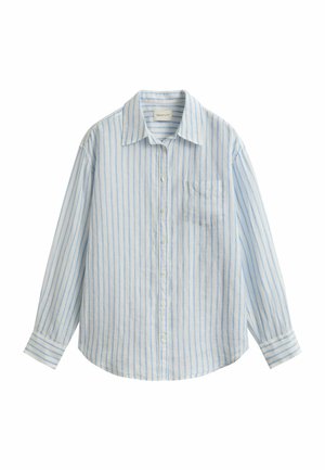 Camicia a maniche lunghe con bottoni e righe verticali azzurro chiaro, una tasca sul petto e un colletto classico su sfondo bianco.