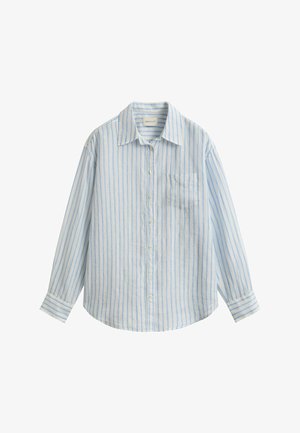 Camicia a maniche lunghe con bottoni e righe verticali azzurro chiaro, una tasca sul petto e un colletto classico su sfondo bianco.