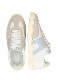 Sneaker con tomaia in pelle bianca, dettagli in suede grigio chiaro e beige, e tallone verde menta. Presenta una chiusura con lacci e logo all'interno.