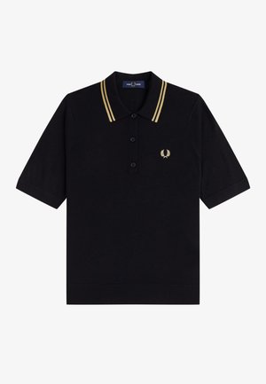 Polo negro de manga corta con doble raya dorada en el cuello y pequeño logo de corona de laurel dorada en el pecho izquierdo.