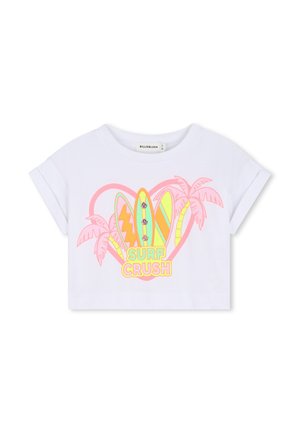 Weißes, kurz geschnittenes T-Shirt mit mehrfarbigen Surfbrettern, pinken Palmen und dem Text „SURF CRUSH“ in fetten, gelben Buchstaben mit Outline.