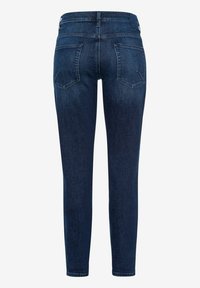 Slim-fit tmavě modré džíny z denimu s zadními kapsami, středně vysokým pasem a hladkou texturou. Tkanina má mírné vyblednutí pro opotřebený vzhled.