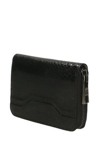 Portafoglio in pelle nera con superficie testurizzata, chiusura con zip e design elegante. Presenta un dettaglio impresso sul davanti e hardware metallico.