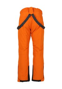 Pantalons de neige imperméables orange avec des accents noirs, taille ajustable et fermetures éclair latérales pour la ventilation. Présente des sangles élastiques à l'arrière.