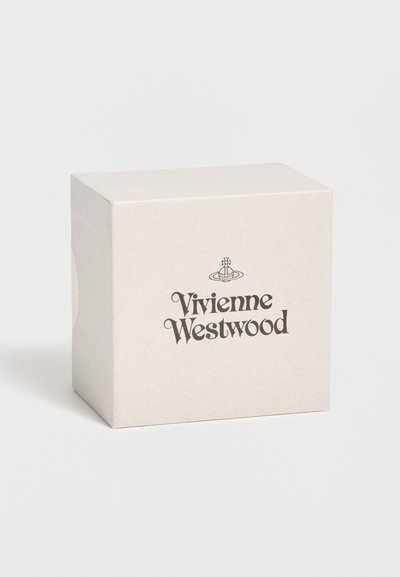 Κρεμ κουτί με το λογότυπο Vivienne Westwood και το έμβλημα με τη σφαίρα στο κέντρο της μπροστινής πλευράς, σε απλό λευκό φόντο.
