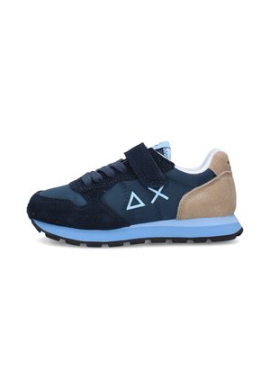 Sneaker blu navy e beige con suola azzurra, lacci e simboli geometrici sul lato, con fascia in velcro e fodera interna bianca.