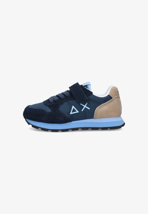 Sneaker blu navy e beige con suola azzurra, lacci e simboli geometrici sul lato, con fascia in velcro e fodera interna bianca.