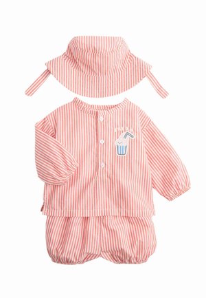Różowo-biały pasiasty strój dla niemowląt z długim rękawem, dopasowanymi krótkimi bloomersami i kapeluszem z szerokim rondem oraz paskami pod brodą.