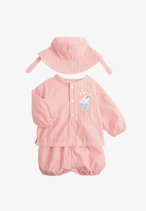 Completo per bebè a righe rosa e bianche, composto da maglietta a maniche lunghe, pantaloncini bloomers abbinati e cappello a tesa larga con cinturini sotto il mento.