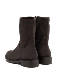 Botine din suede maro închis, cu o textură netedă, închidere cu fermoar lateral și toc din cauciuc, cu un design jos și ondulat.