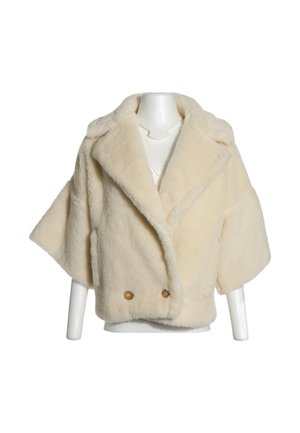 Veste courte en fausse fourrure crème avec larges revers, manches trois-quarts et deux boutons à l'avant sur un mannequin.