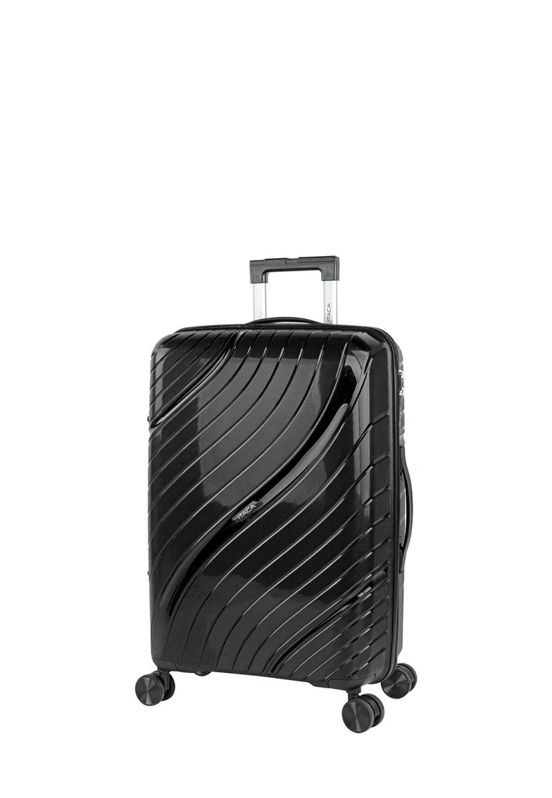 Maleta rígida negra con una superficie texturizada ondulada, cuatro ruedas y un asa retráctil para facilitar su maniobrabilidad.