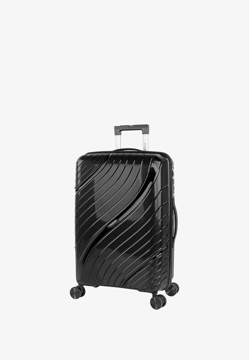 Maleta rígida negra con una superficie texturizada ondulada, cuatro ruedas y un asa retráctil para facilitar su maniobrabilidad.