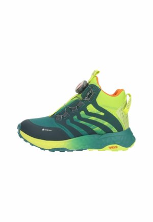 Grüner und gelber hochgeschnittener Sportschuh mit Gore-Tex-Logo und Drehverschluss-System, von der Seite auf weißem Hintergrund dargestellt.