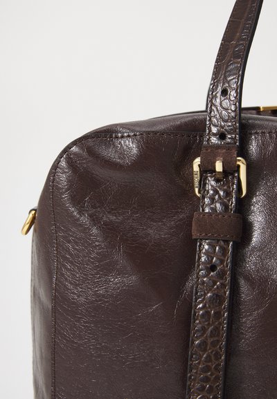 Braune Lederhandtasche mit einem strukturierten Riemen. Verfügt über eine glatte Oberfläche und goldfarbene Hardware-Details. Detaillierte Nähte heben das Design hervor.