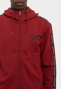EA7 Emporio Armani FELPA - Jersey con capucha - syrah